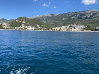 Hohe Berge bilden die Kulisse für die blaue Adria