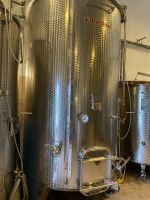 Neben den Holzfässern findet man moderne Stahltanks