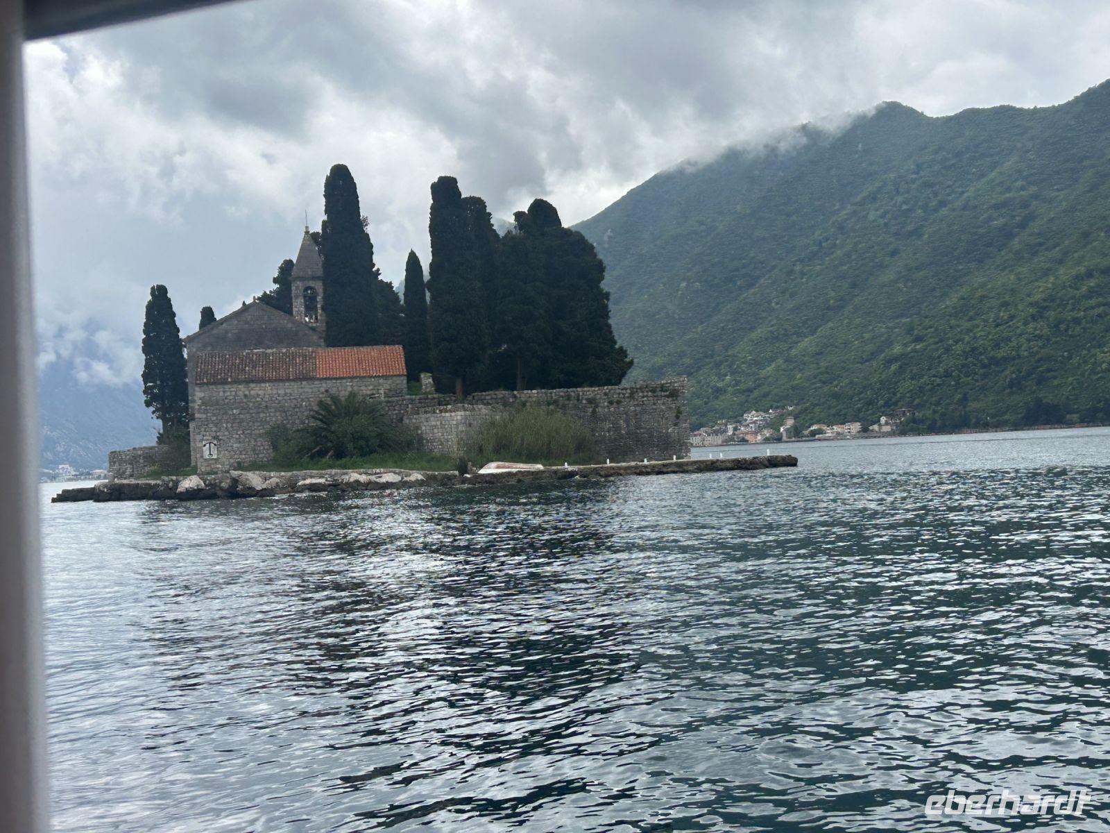 Eine vorgelagerte Insel vom Boot aus