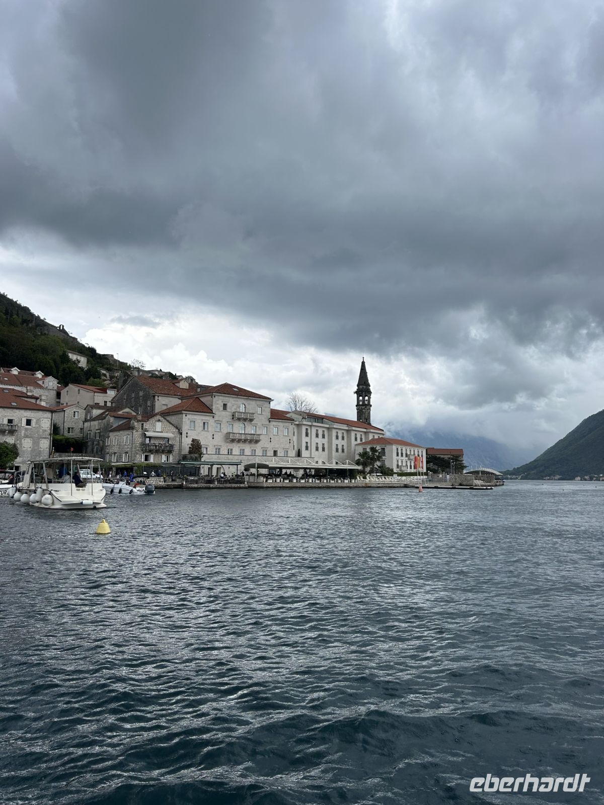 Perast vom Wasser aus