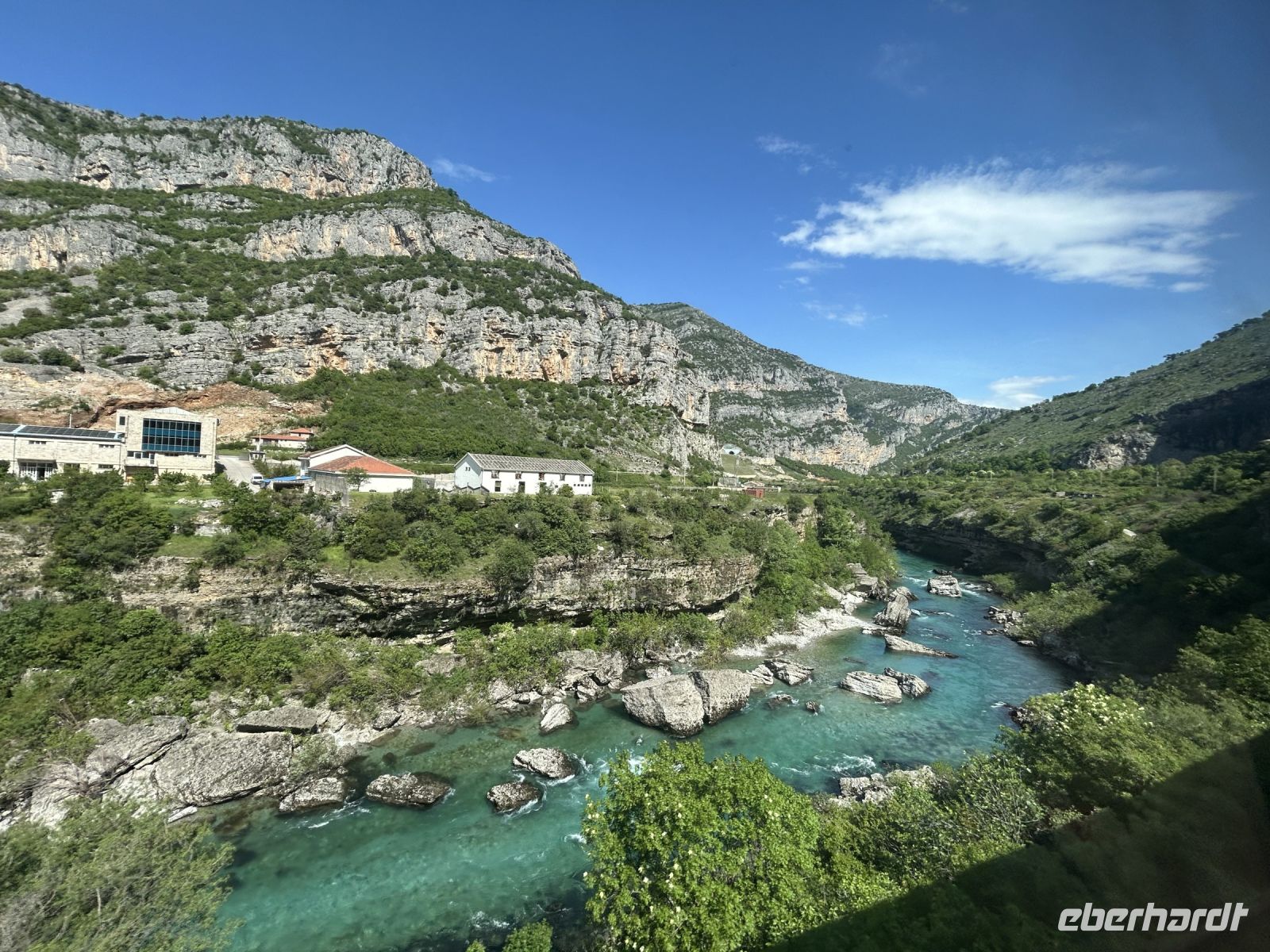 Der Fluss schneidet sich tief ins Tal ein