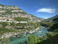 Der Fluss schneidet sich tief ins Tal ein