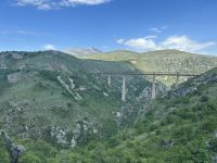 Wir fahren auch über diese Eisenbahnbrücke 