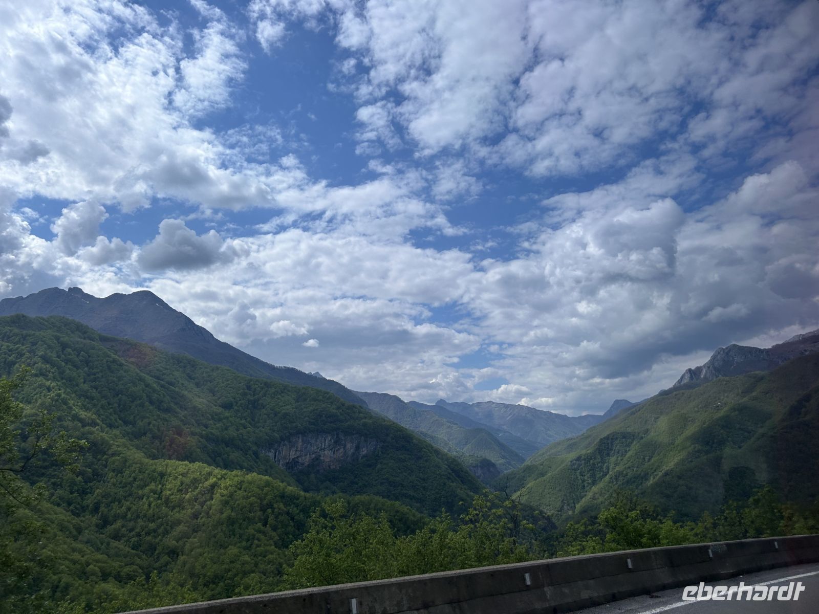 Auf der Straße geht es zurück durch die Schlucht 