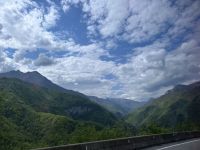 Auf der Straße geht es zurück durch die Schlucht 