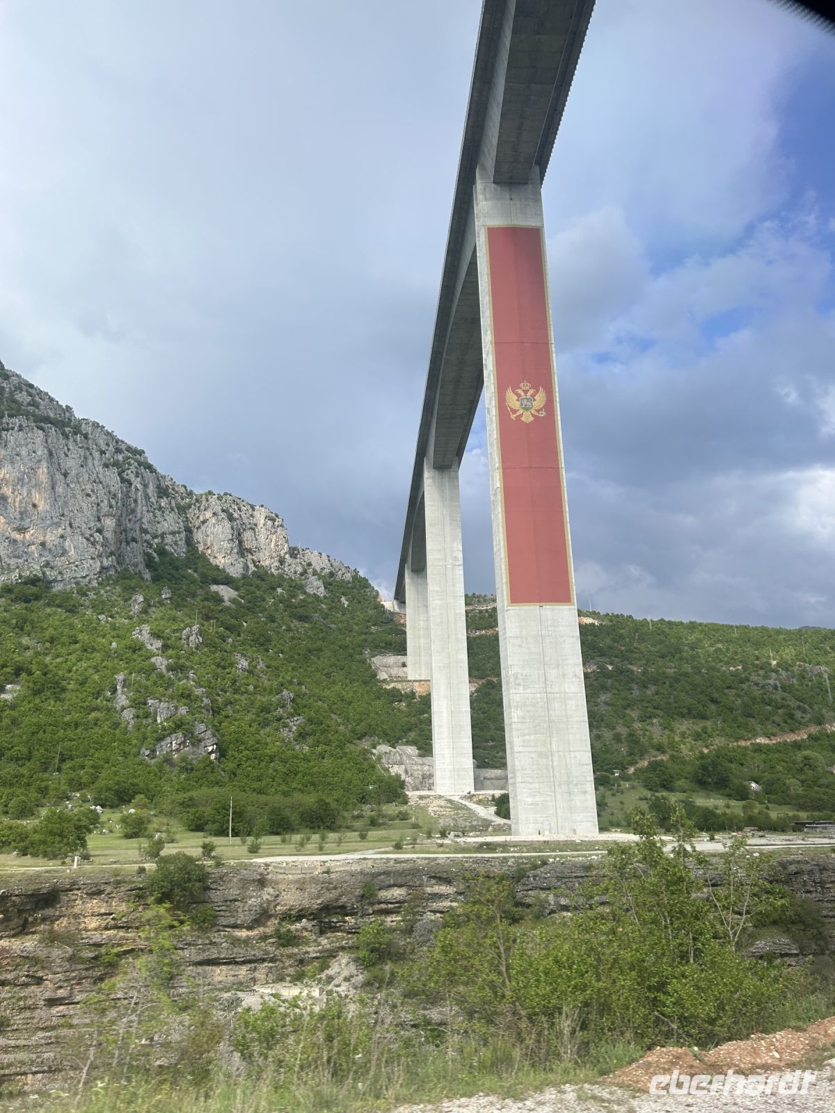 Die Autobahnbrücke vom Tal aus