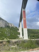 Die Autobahnbrücke vom Tal aus