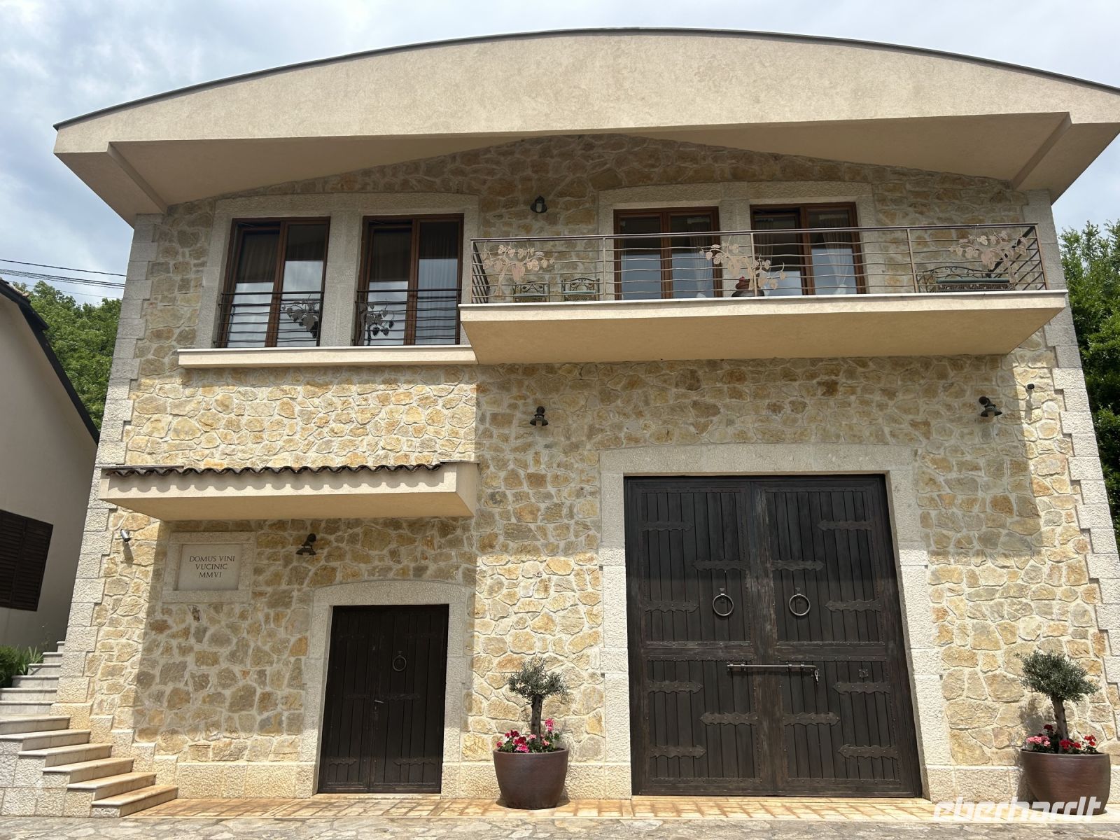 In diesem gemütlichen Gebäude verkosten wir die Weine 