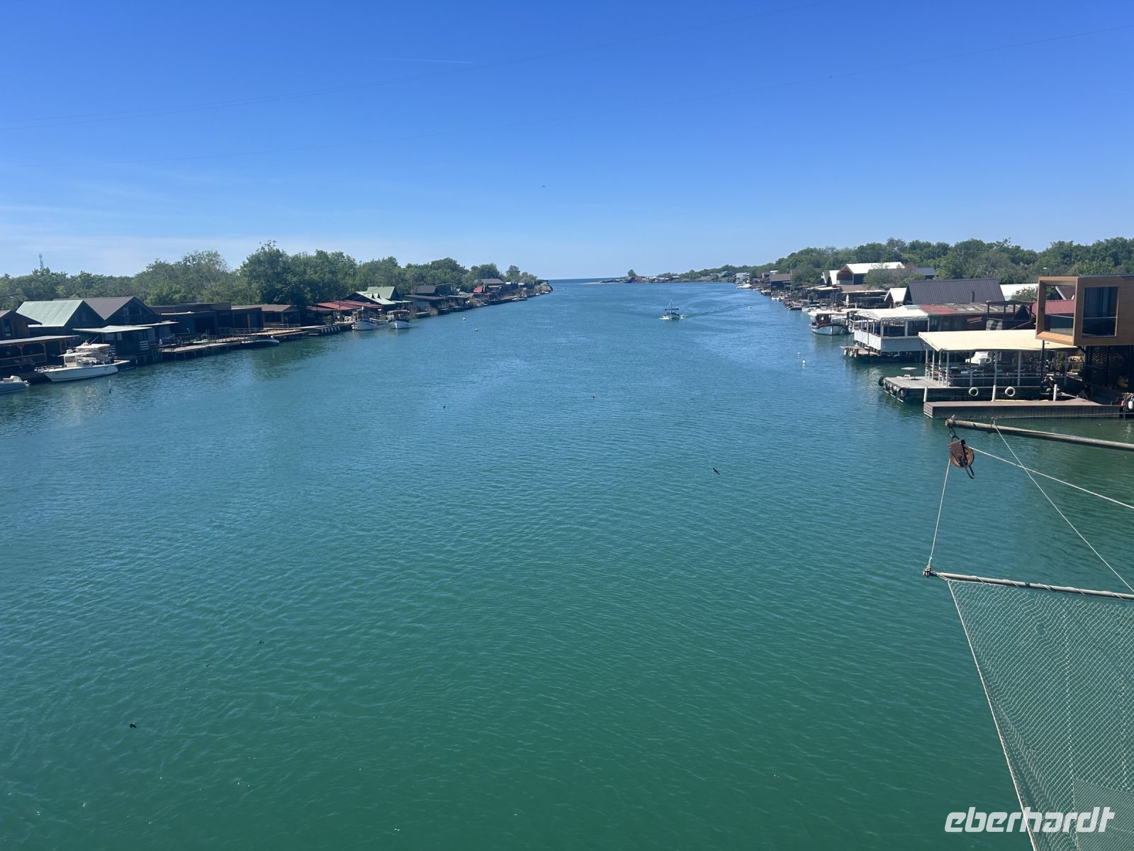 Am Fluss Bojana, der an der albanischen Grenze ist
