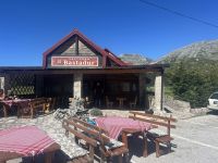 In dieser Hochebene probieren wir selbst hergestellten Schinken und Käse mit Wein oder Saft 