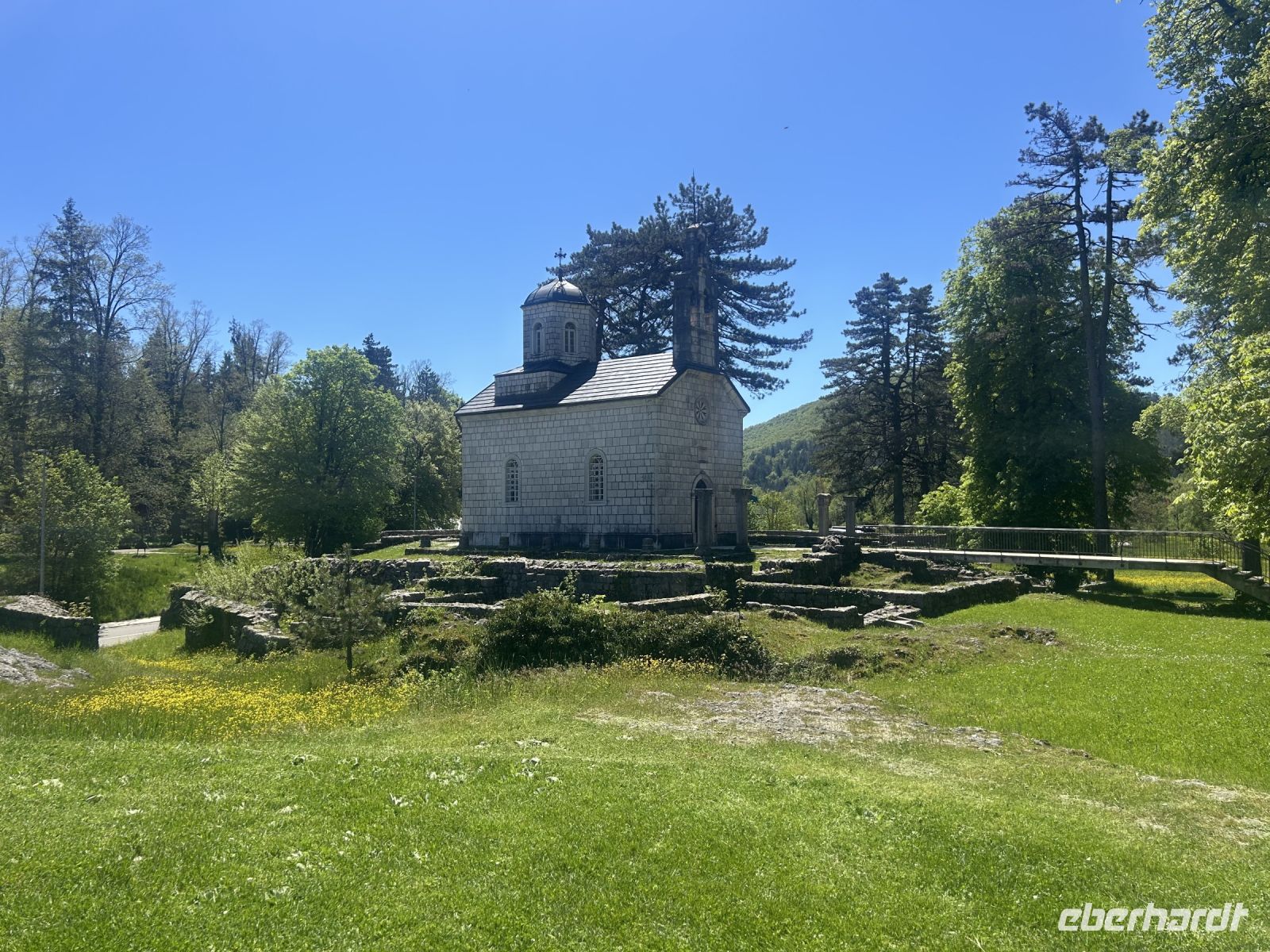 Kleine Kirche und gemütliches Kloster im beschaulichen Ort Cetinje