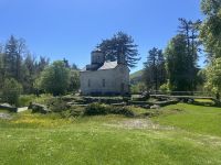 Kleine Kirche und gemütliches Kloster im beschaulichen Ort Cetinje