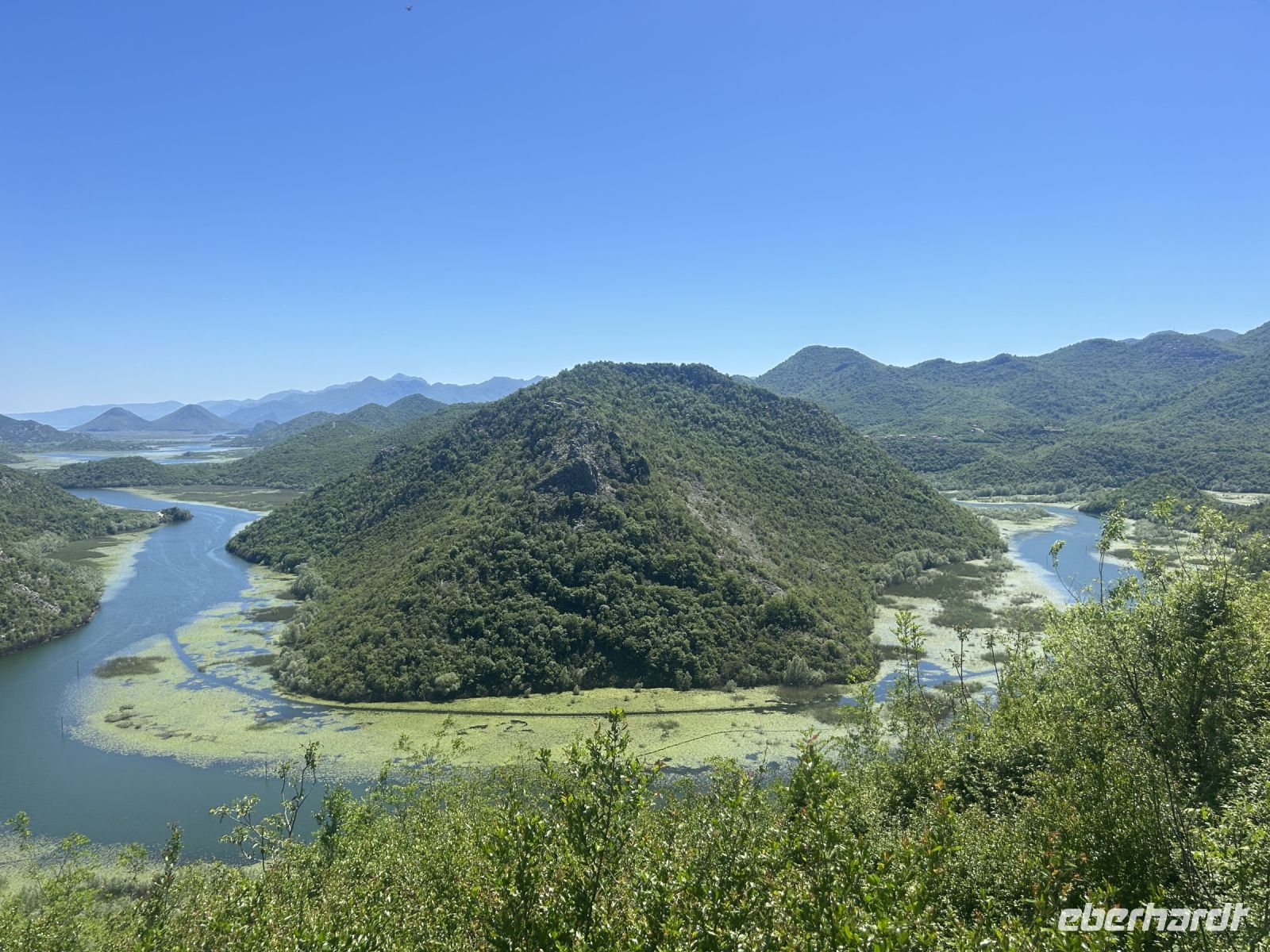 Auf diesem Fluss werden wir eine Bootsfahrt unternehmen 