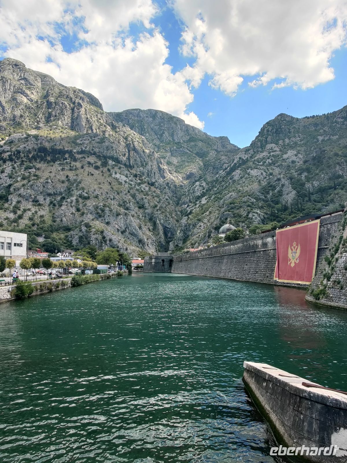 Der Kanal und der Mauer um Kotor &ndash; &copy;  (Eberhardt TRAVEL)