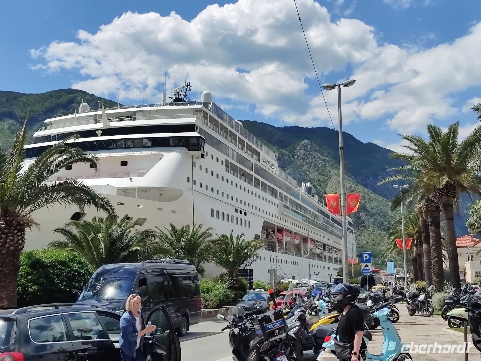 Ein schwimmendes Hotel im Kotor Hafen &ndash; &copy;  (Eberhardt TRAVEL)