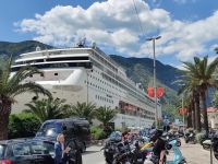 Ein schwimmendes Hotel im Kotor Hafen &ndash; &copy; Marta Rass (Eberhardt TRAVEL)