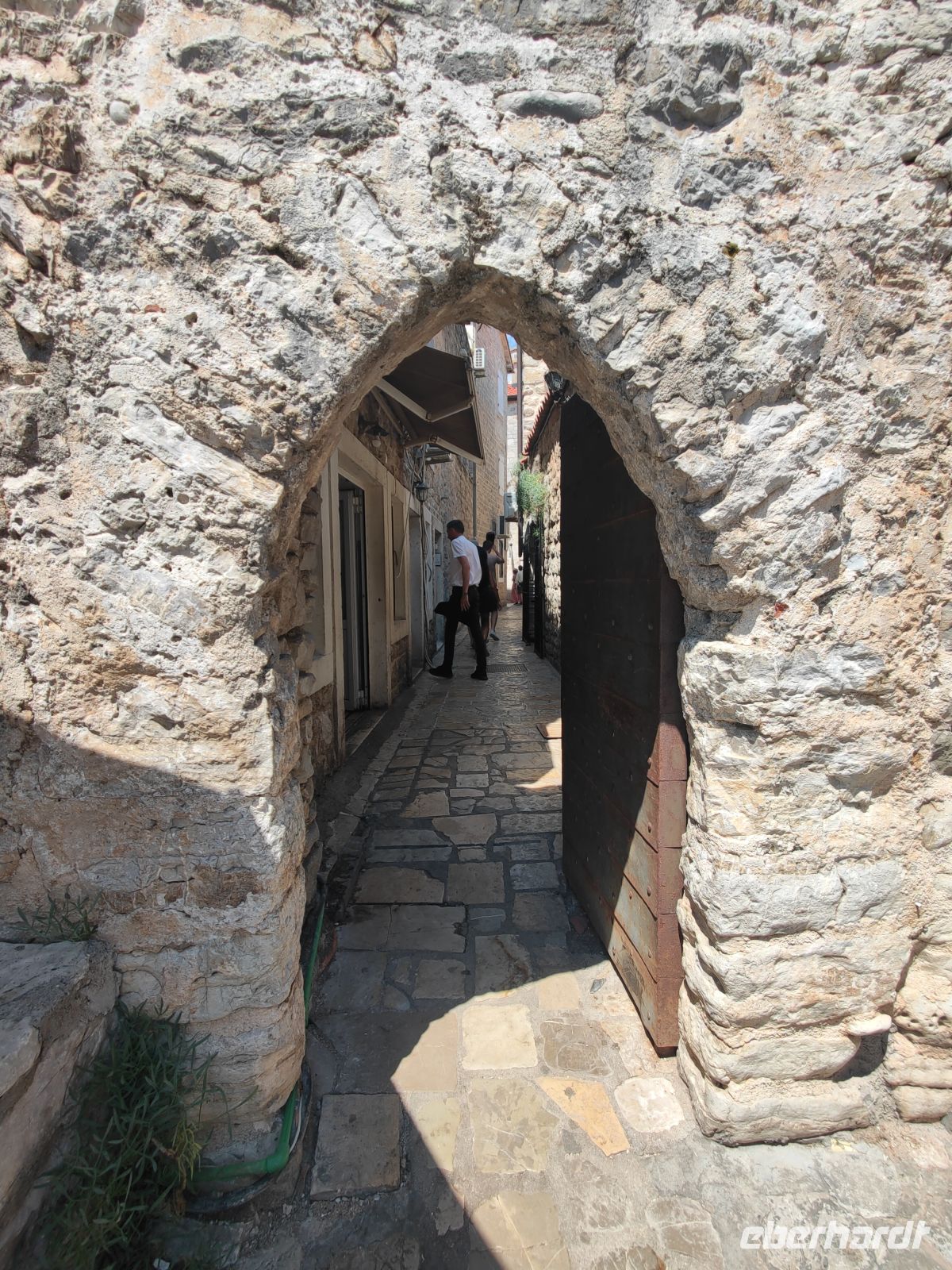 ..... und von Außen nach Innen (von Budva) &ndash; &copy;  (Eberhardt TRAVEL)