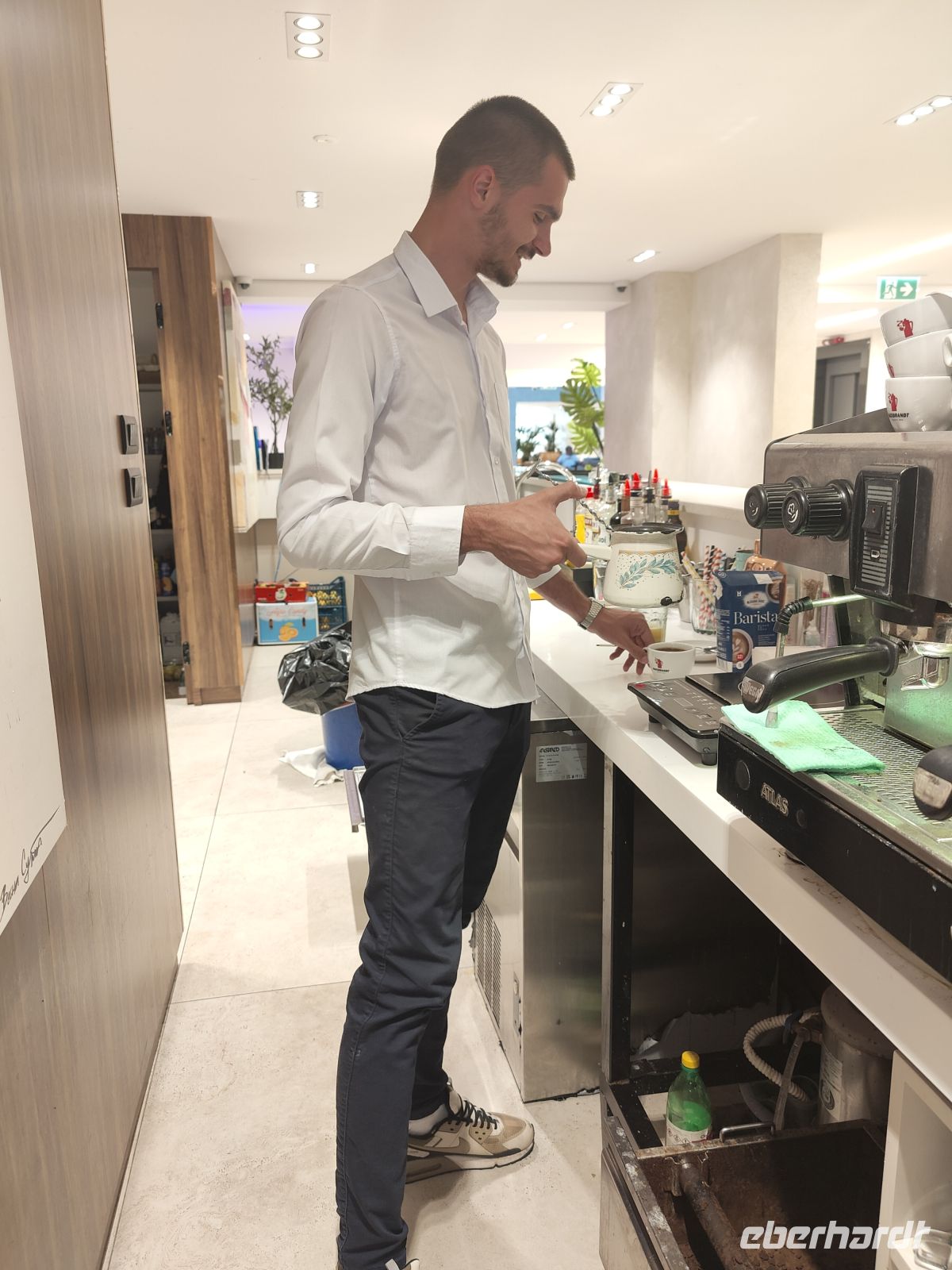 Morgenritual - ein Virtuose beim Kaffee - Mokka - kochen &ndash; &copy;  (Eberhardt TRAVEL)
