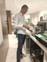 Morgenritual - ein Virtuose beim Kaffee - Mokka - kochen &ndash; &copy; Marta Rass (Eberhardt TRAVEL)