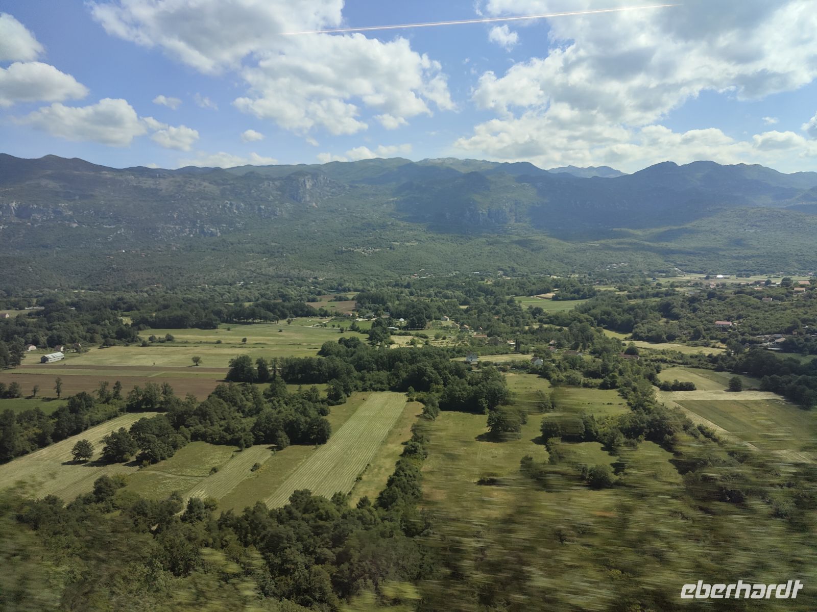 Auf dem Weg durch Zeta Fluß Tal Richung Ostrog &ndash; &copy;  (Eberhardt TRAVEL)