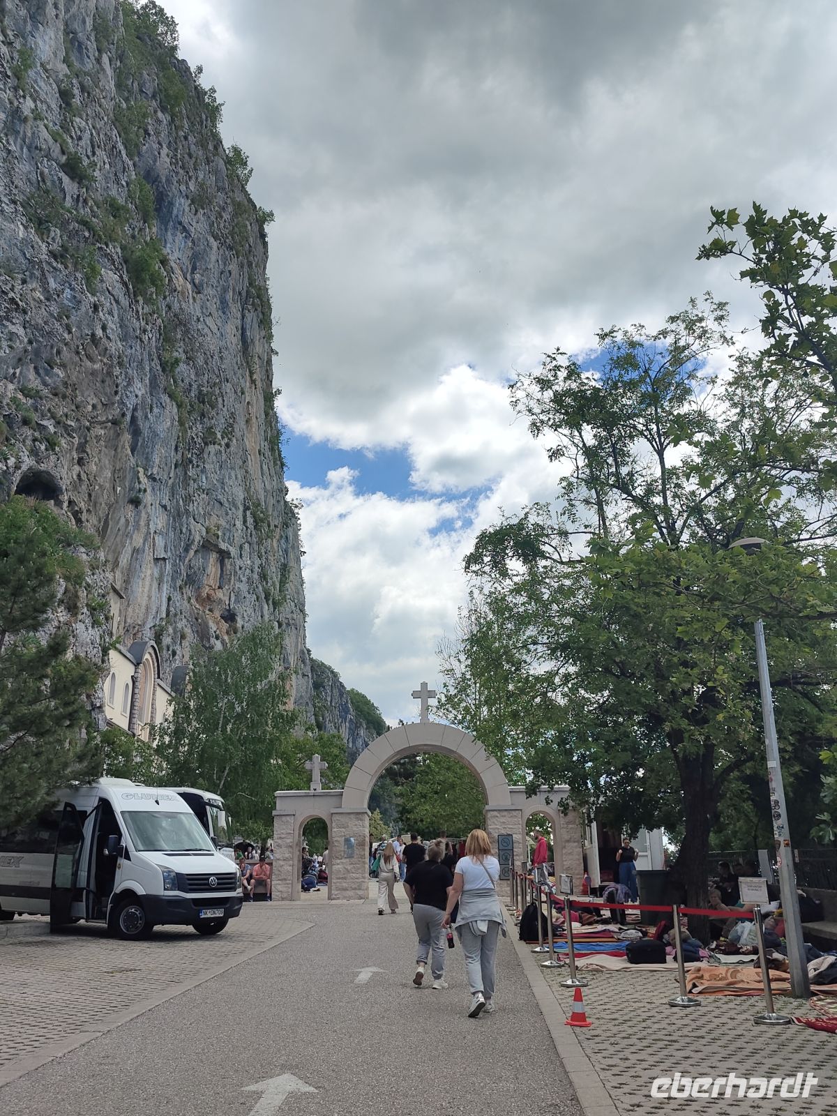 Kloster Ostrog wurde angelehnt an den Fels  &ndash; &copy;  (Eberhardt TRAVEL)