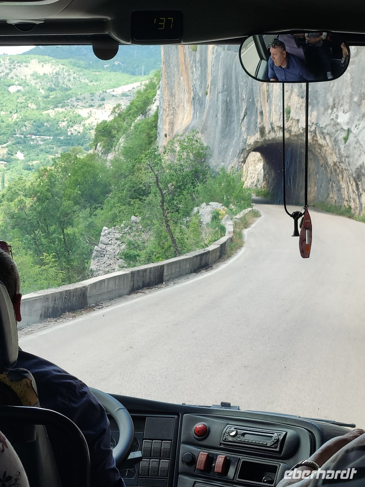 Die Fahrt nach/von Ostrog hat in sich... &ndash; &copy;  (Eberhardt TRAVEL)