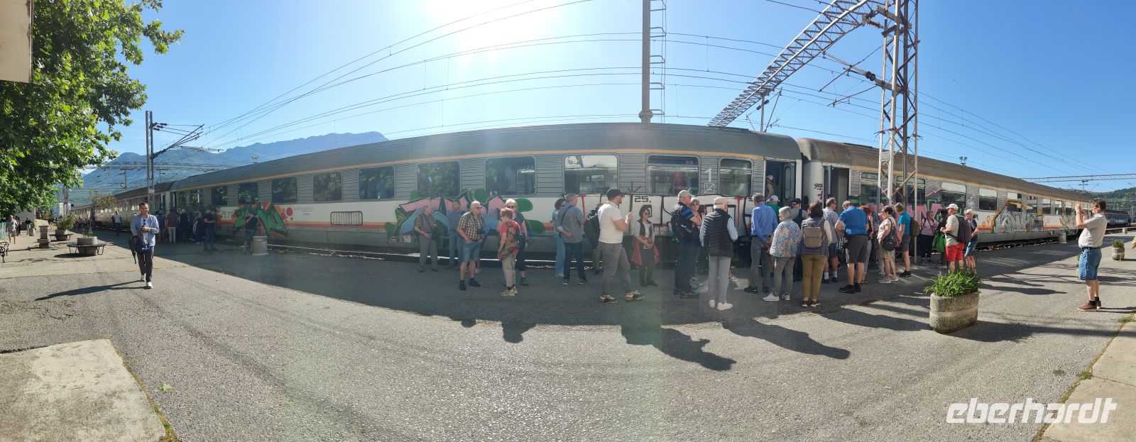 Breitwinkel - Warten auf die Zugfahrt Richtung Kolasin &ndash; &copy;  (Eberhardt TRAVEL)