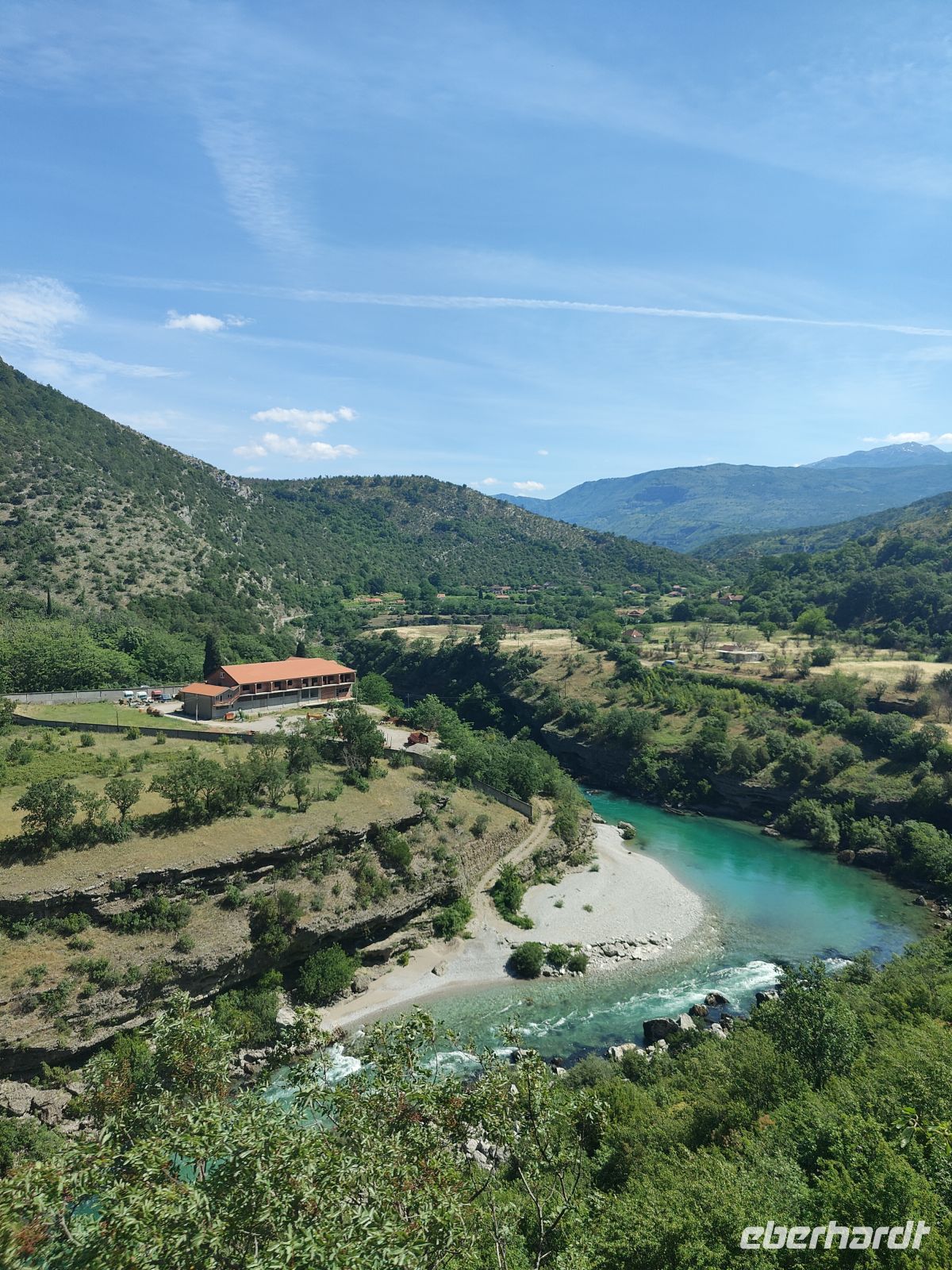 Das Bahngleies führt entlang Moraca Tal &ndash; &copy;  (Eberhardt TRAVEL)