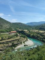 Das Bahngleies führt entlang Moraca Tal &ndash; &copy; Marta Rass (Eberhardt TRAVEL)