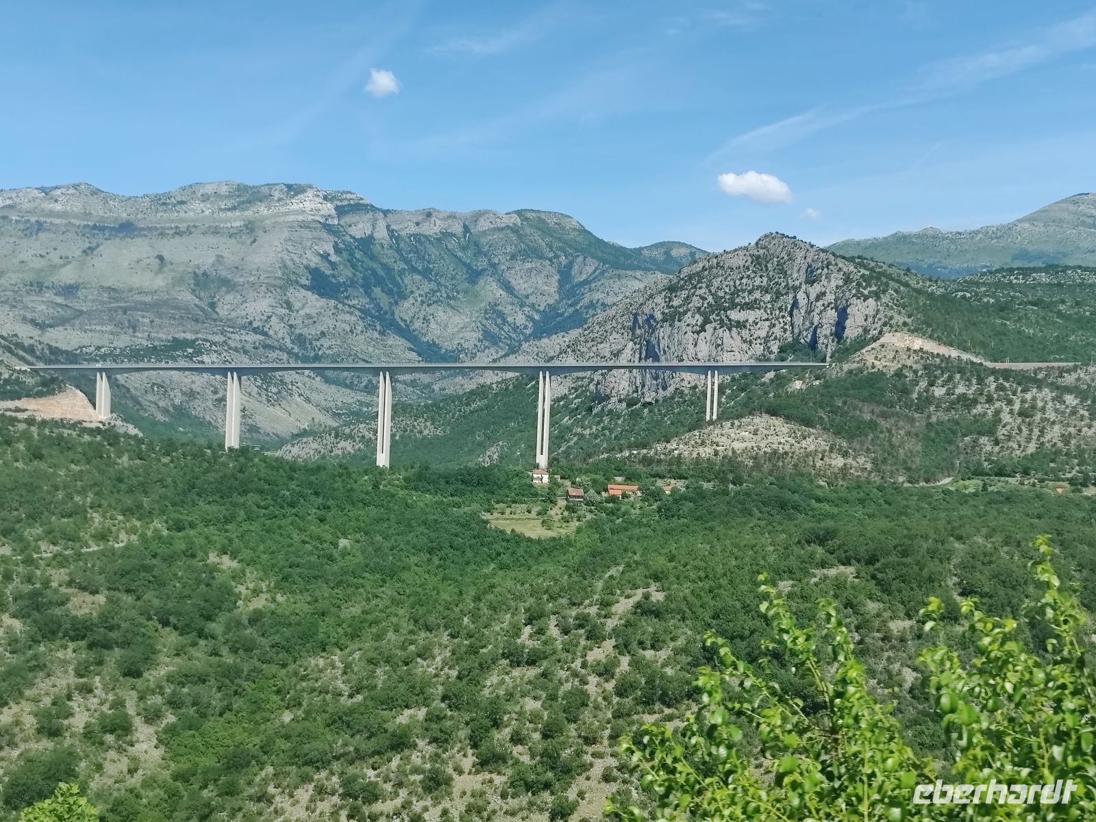 Die Brücke von neuer Autobahn  &ndash; &copy;  (Eberhardt TRAVEL)