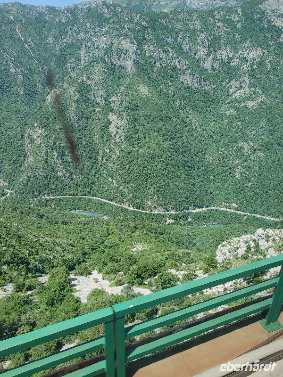 Blick von der Brücke aufs Moraca Tal  &ndash; &copy;  (Eberhardt TRAVEL)