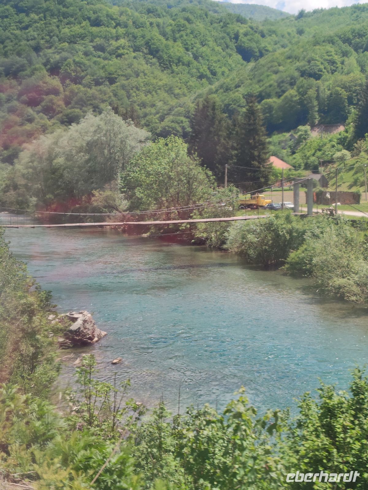 Die Hängebrücke über Moraca &ndash; &copy;  (Eberhardt TRAVEL)