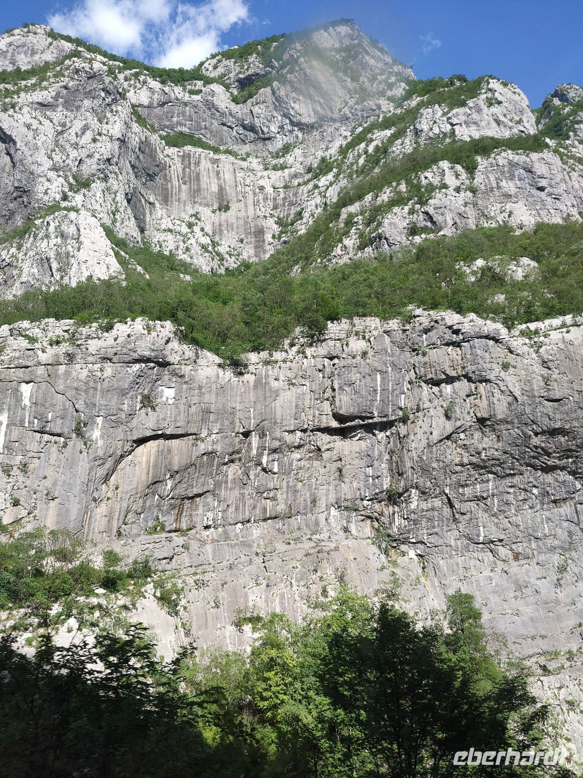 Die Felsenwände am Moraca Fluß &ndash; &copy;  (Eberhardt TRAVEL)