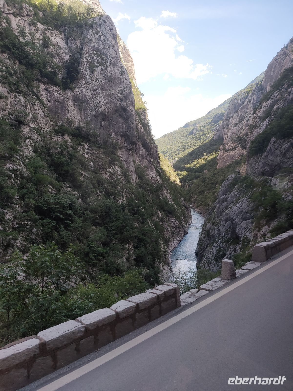 Moraca Fluß bahte sich den Weg durch die Berge &ndash; &copy;  (Eberhardt TRAVEL)