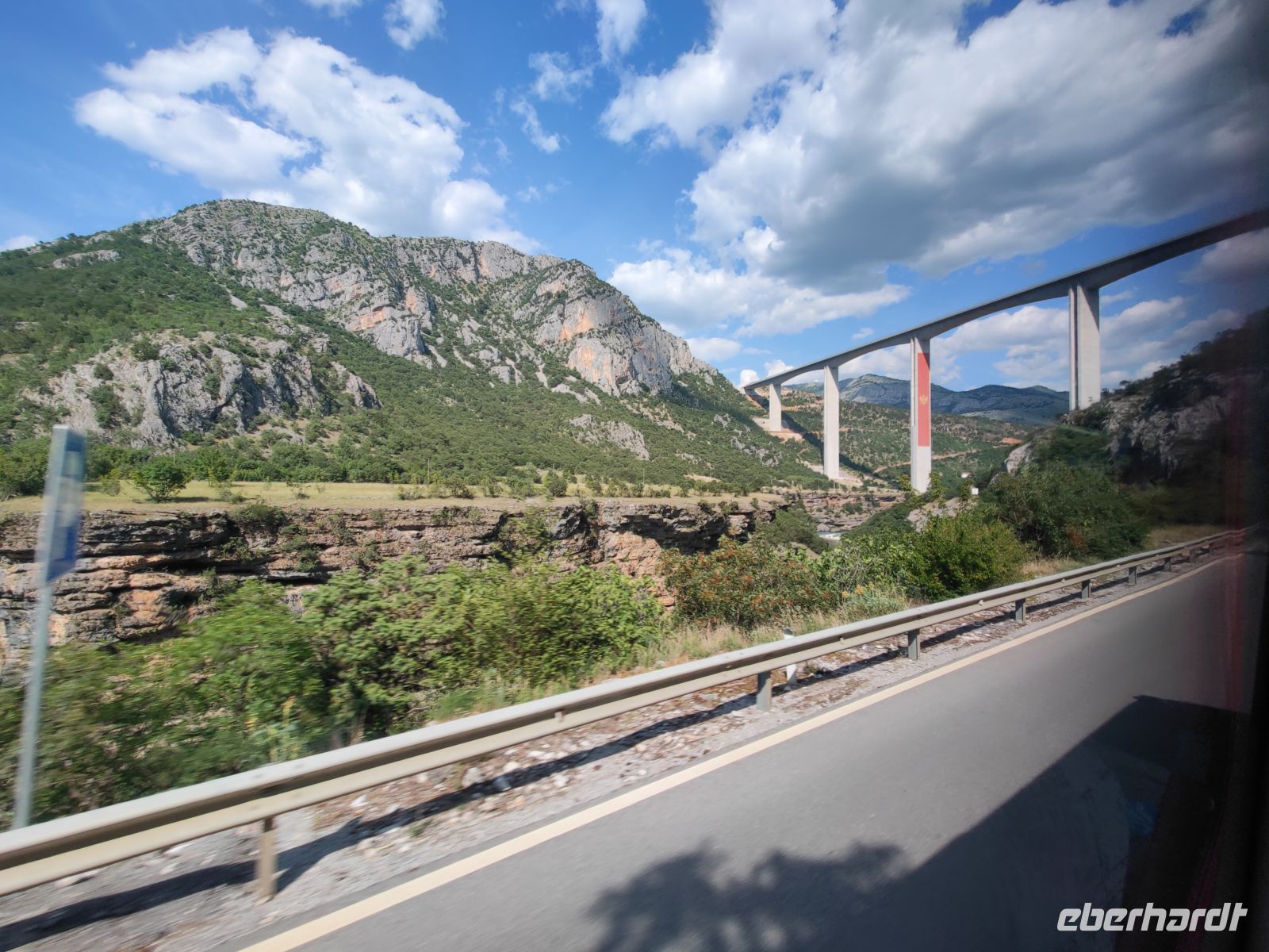 Die neue Brücke mit Montenegrinischer Fahne &ndash; &copy;  (Eberhardt TRAVEL)
