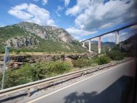 Die neue Brücke mit Montenegrinischer Fahne &ndash; &copy; Marta Rass (Eberhardt TRAVEL)