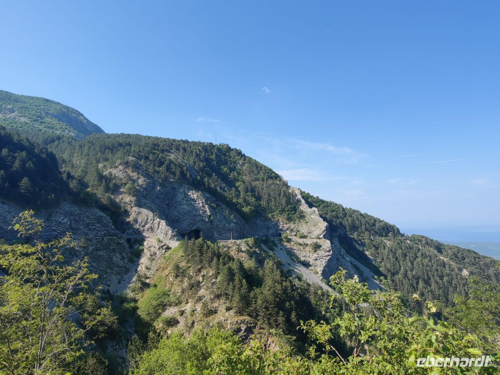 Unauffällig schlengelt sich die Strasse bergab &ndash; &copy;  (Eberhardt TRAVEL)