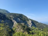 Unauffällig schlengelt sich die Strasse bergab &ndash; &copy; Marta Rass (Eberhardt TRAVEL)