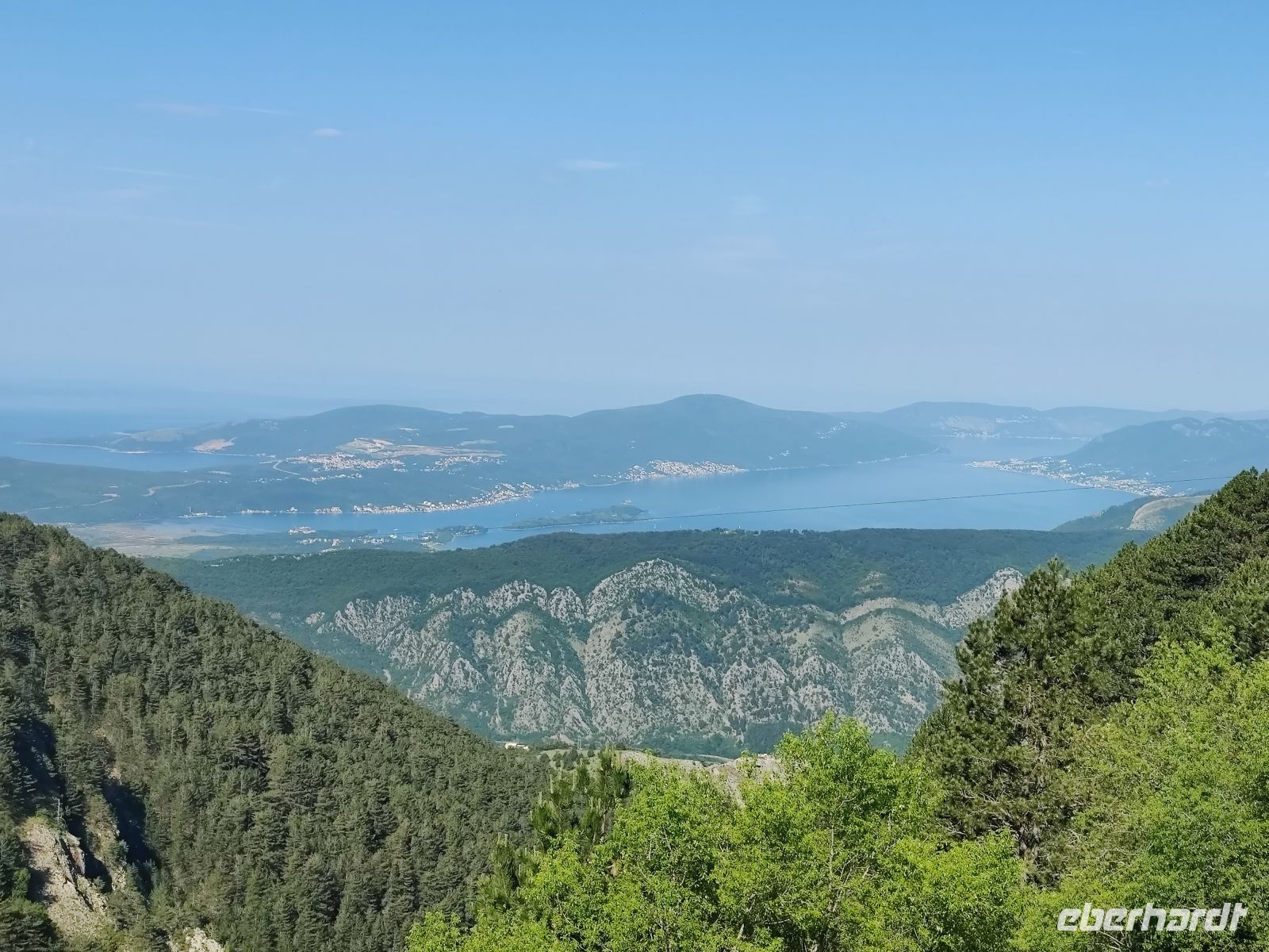 Eine wunderbare Kulisse aus Berg und Meer &ndash; &copy;  (Eberhardt TRAVEL)
