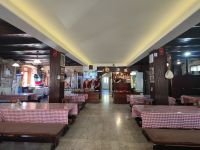 Eine Gaststätte in Lovcen - bietet nicht nur eine angenehme Kühle sondern auch lokale Schinken und Käse  &ndash; &copy; Marta Rass (Eberhardt TRAVEL)