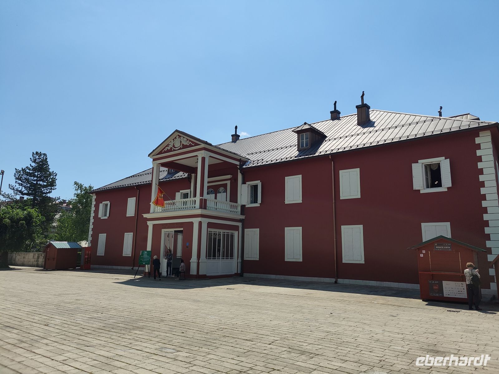 ein,  von außen unscheinbares Königshaus in Podgorica &ndash; &copy;  (Eberhardt TRAVEL)