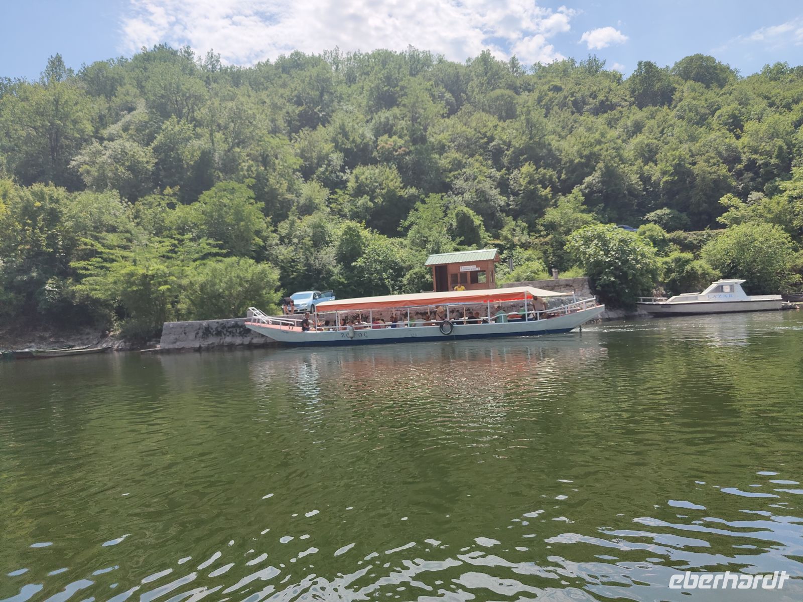 Ein Ausflugboot auf dem Fluß Crnojevica &ndash; &copy;  (Eberhardt TRAVEL)