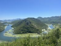 Auf diesem Fluss werden wir eine Bootsfahrt unternehmen 