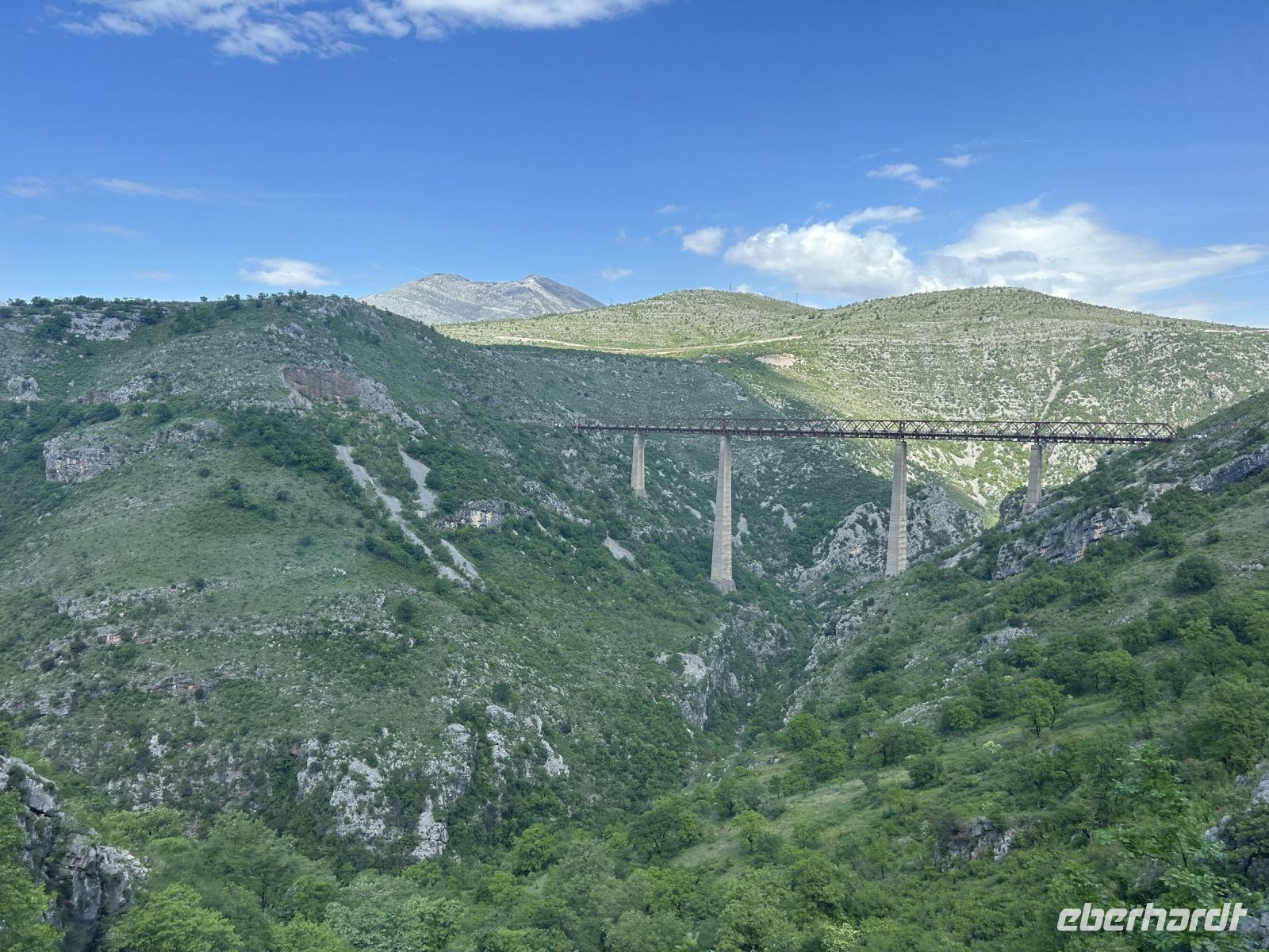 Wir fahren auch über diese Eisenbahnbrücke 