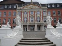 Trier: Eingang zum Kurfürstlichen Palais &ndash; &copy; Hans-Joachim Trutz (Eberhardt TRAVEL)