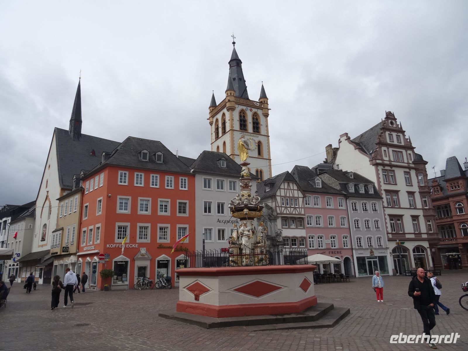 Trier: Hauptmarkt mit Petrusbrunnen und alte Marktkirche &ndash; &copy;  (Eberhardt TRAVEL)