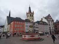 Trier: Hauptmarkt mit Petrusbrunnen und alte Marktkirche &ndash; &copy; Hans-Joachim Trutz (Eberhardt TRAVEL)