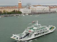 Autofähre im Canale Grande