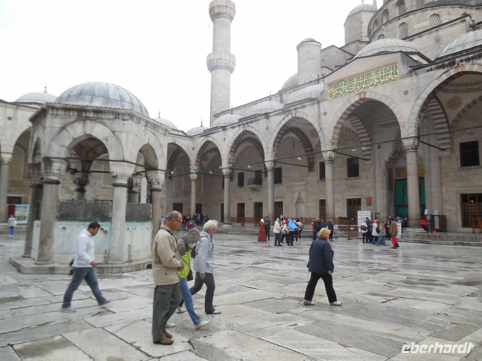 Im Innenhof der Blauen Moschee