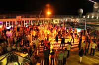 Disko auf dem Pooldeck